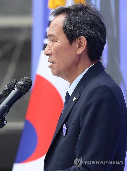 우상호 대통령실 정무수석이 10일 서울 용산구 민주화운동기념관에서 열린 제38주년 6·10민주항쟁 기념식 및 개관식에서 이재명 대통령의 기념사를 대독하고 있다. 연합뉴스